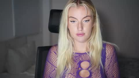 Snapshot of elsathora chatting on November 30, 9:08 pm Elsa Thora online show from November 30, 9:08 pm