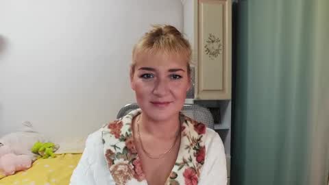 Snapshot of elviraforyou chatting on December 3, 6:26 am Elvira online show from December 3, 6:26 am