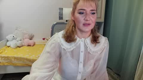 Snapshot of elviraforyou chatting on December 6, 7:54 am Elvira online show from December 6, 7:54 am