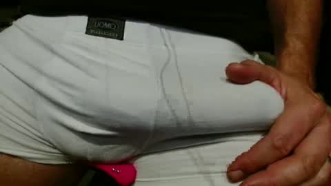 Snapshot of elvis_h chatting on December 3, 10:30 pm elvis_h online show from December 3, 10:30 pm