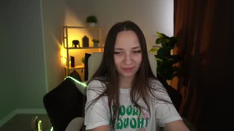 Snapshot of elyslunar_ chatting on December 19, 6:12 am Call me Elis online show from December 19, 6:12 am