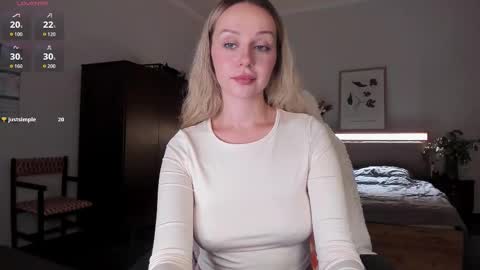 Snapshot of em_emilie chatting on October 2, 3:30 pm Emilie online show from October 2, 3:30 pm