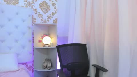 Snapshot of ema_lambert chatting on February 11, 4:56 pm Ema Lambert online show from February 11, 4:56 pm