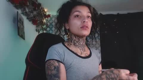 Snapshot of ema_ploxx chatting on October 26, 5:35 am ema_ploxx online show from October 26, 5:35 am