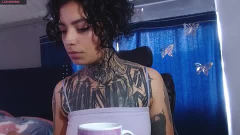 Snapshot of ema_ploxx chatting on June 6, 2:11 pm ema_ploxx online show from June 6, 2:11 pm
