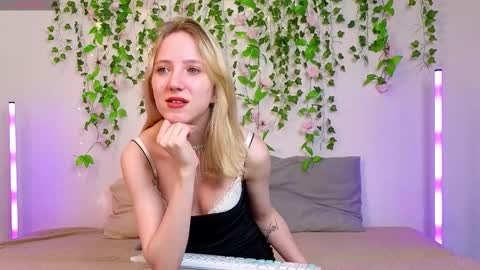 Snapshot of emacalim_ chatting on March 12, 3:40 pm Emma online show from March 12, 3:40 pm