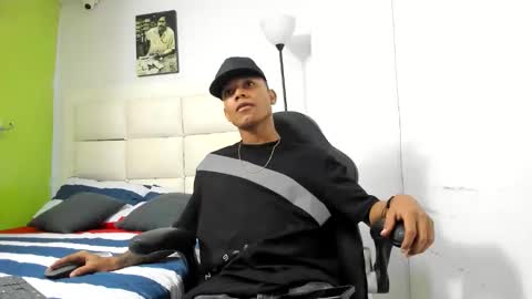 Snapshot of emanuel_23cm_ chatting on March 3, 2:39 am EMANUEL online show from March 3, 2:39 am