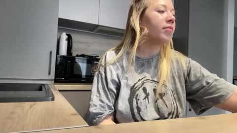 Snapshot of emberbunny chatting on November 18, 9:25 am Alice online show from November 18, 9:25 am