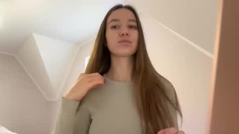 Snapshot of emberfamn chatting on December 16, 11:26 am Alina online show from December 16, 11:26 am