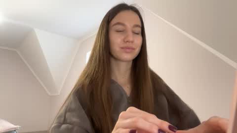 Snapshot of emberfamn chatting on December 18, 12:22 pm Alina online show from December 18, 12:22 pm