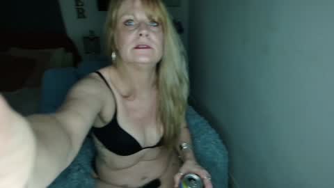 Snapshot of emberpheonixxx chatting on December 2, 2:09 am Ember Pheonixxx online show from December 2, 2:09 am