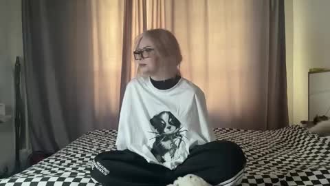 Snapshot of emelymclane chatting on May 26, 12:23 pm Elisabeth online show from May 26, 12:23 pm