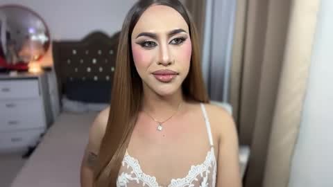 Snapshot of emelywest chatting on February 15, 7:27 am EMELY online show from February 15, 7:27 am