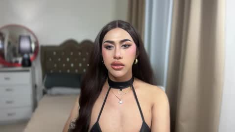 Snapshot of emelywest chatting on February 22, 7:51 am EMELY online show from February 22, 7:51 am