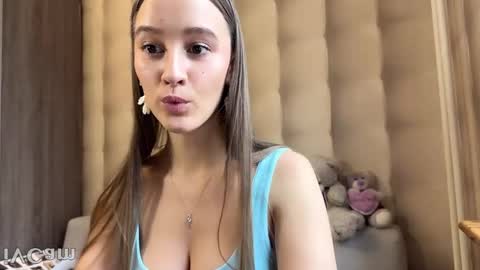 Snapshot of emi__ly chatting on November 25, 8:25 am emi__ly online show from November 25, 8:25 am