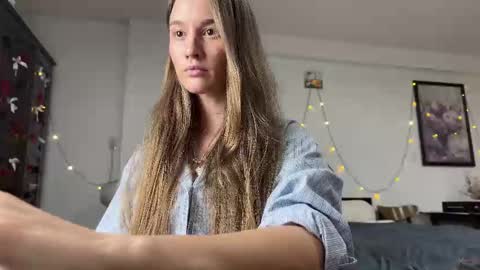 Snapshot of emi__ly chatting on February 24, 12:36 pm emi__ly online show from February 24, 12:36 pm