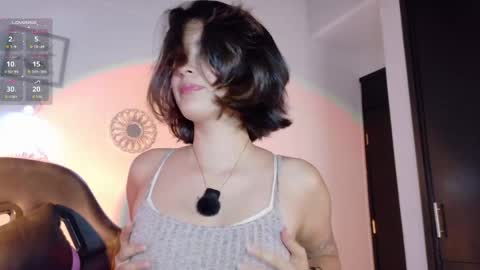 Snapshot of emicute_ chatting on May 19, 2:18 am online show from May 19, 2:18 am