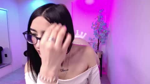 Snapshot of emiily_andrews chatting on November 25, 8:31 pm Emiily online show from November 25, 8:31 pm