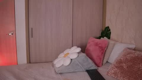 Snapshot of emiily_bell chatting on May 15, 3:41 pm online show from May 15, 3:41 pm