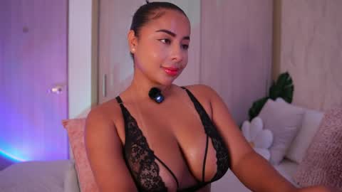 Snapshot of emiily_bell chatting on May 16, 4:06 pm online show from May 16, 4:06 pm