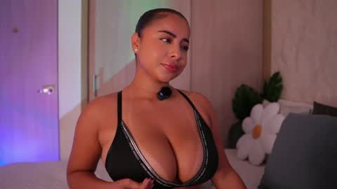 Snapshot of emiily_bell chatting on May 20, 7:53 pm online show from May 20, 7:53 pm
