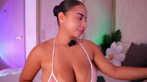 Snapshot of emiily_bell chatting on May 24, 12:54 pm online show from May 24, 12:54 pm