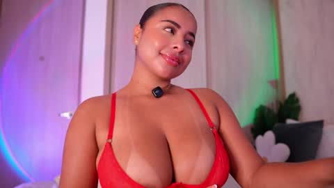 Snapshot of emiily_bell chatting on June 1, 9:27 pm online show from June 1, 9:27 pm