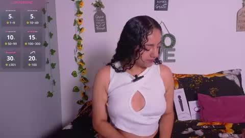 Snapshot of emiily_curly chatting on July 8, 11:48 am Emily online show from July 8, 11:48 am