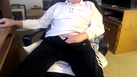 Snapshot of emil_karpo chatting on December 17, 3:18 pm Terrance1st online show from December 17, 3:18 pm