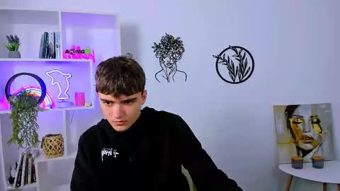 Snapshot of emil_lucky chatting on February 7, 10:19 am emil_lucky online show from February 7, 10:19 am