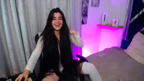 Snapshot of emilayton_ chatting on December 3, 6:37 am emilayton_ online show from December 3, 6:37 am
