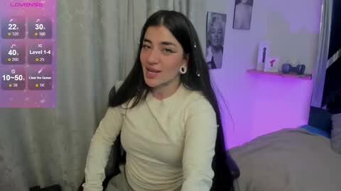 Snapshot of emilayton_ chatting on December 19, 3:51 am emilayton_ online show from December 19, 3:51 am
