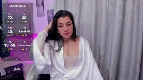 Snapshot of emilayton_ chatting on January 22, 4:23 am emilayton_ online show from January 22, 4:23 am