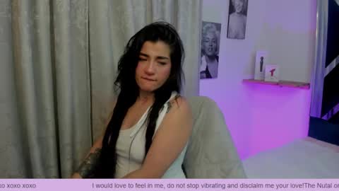 Snapshot of emilayton_ chatting on February 6, 3:37 am emilayton_ online show from February 6, 3:37 am