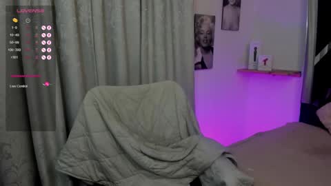Snapshot of emilayton_ chatting on February 11, 4:33 am emilayton_ online show from February 11, 4:33 am