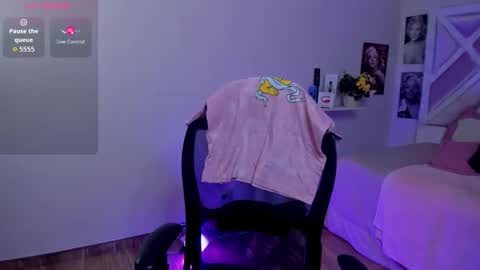 Snapshot of emilayton_ chatting on September 24, 8:34 pm emilayton_ online show from September 24, 8:34 pm