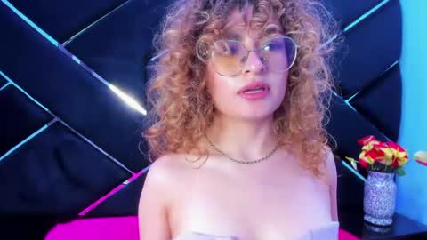 Snapshot of emili_rouse_ chatting on September 18, 9:17 pm Emy online show from September 18, 9:17 pm