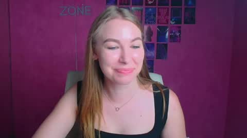 Snapshot of emilia_ilia chatting on July 3, 5:58 am Emilia online show from July 3, 5:58 am
