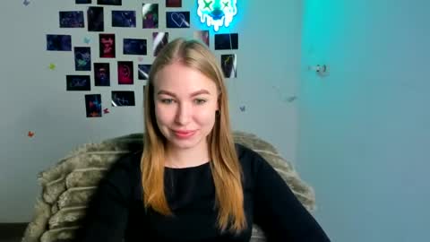 Snapshot of emilia_ilia chatting on July 10, 5:34 am Emilia online show from July 10, 5:34 am