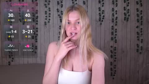 Snapshot of emiliaduchess chatting on November 28, 3:47 pm Amili online show from November 28, 3:47 pm