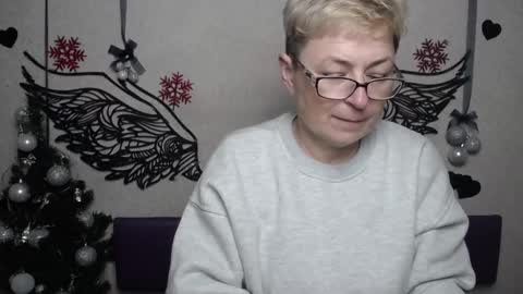 EmiliaGree online show from December 21, 6:04 pm