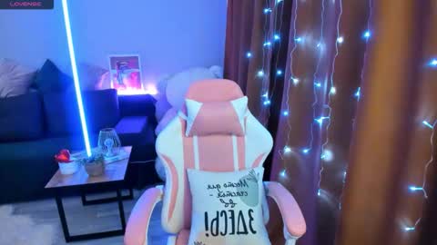 Snapshot of emiliyaqueen chatting on December 15, 2:27 am Emiliya online show from December 15, 2:27 am