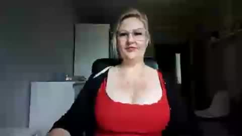 Snapshot of emillykiss chatting on June 16, 8:39 am EmillyLove online show from June 16, 8:39 am