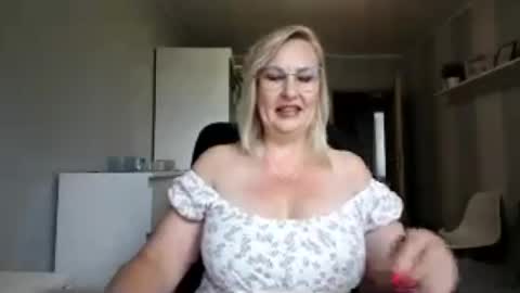 Snapshot of emillykiss chatting on June 23, 6:44 am EmillyLove online show from June 23, 6:44 am
