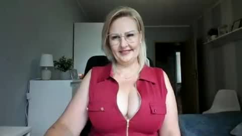 Snapshot of emillykiss chatting on July 4, 8:53 am EmillyLove online show from July 4, 8:53 am