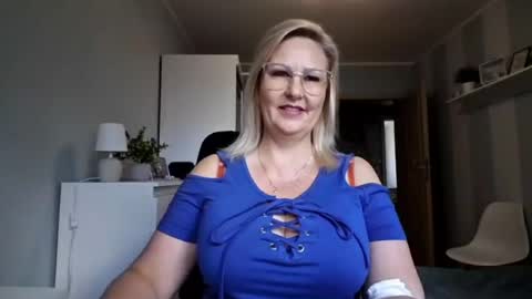Snapshot of emillykiss chatting on July 20, 7:44 am EmillyLove online show from July 20, 7:44 am