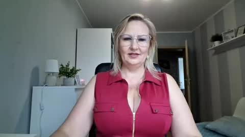 Snapshot of emillykiss chatting on July 27, 6:20 am EmillyLove online show from July 27, 6:20 am