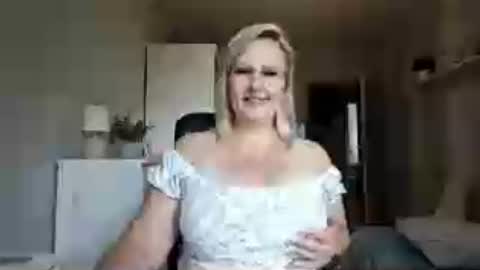 Snapshot of emillykiss chatting on July 31, 7:19 am EmillyLove online show from July 31, 7:19 am
