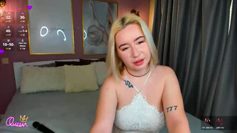 Snapshot of emily__bliss chatting on February 18, 7:59 am Emily Bliss online show from February 18, 7:59 am