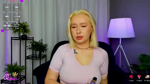 Snapshot of emily__bliss chatting on February 21, 8:43 pm Emily Bliss online show from February 21, 8:43 pm